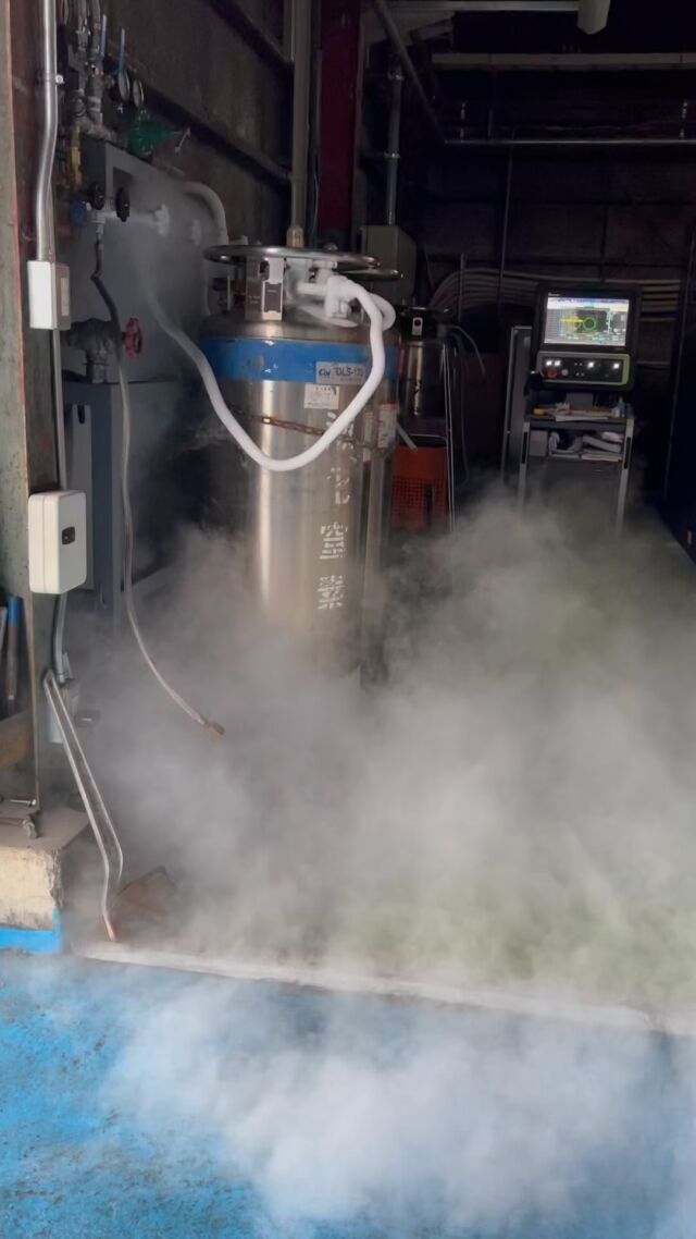 レーザー加工機かけっぱなしにして戻ってきたら
加工機前が真っ白に‼︎

なんと最近の暑さや窒素の冷たいの繰り返しで膨張して
ボルト🔩が緩んで吹き出してた💭みたい‼︎
だいぶ焦ったけどw
窒素だから酸欠注意です。

#レーザー #レーザービーム #レーザー加工 #レーザー加工機 #窒素 #クリーンカット #アシストガス #暑さ #冷たい #繰り返し #膨張 #ボルト #酸欠