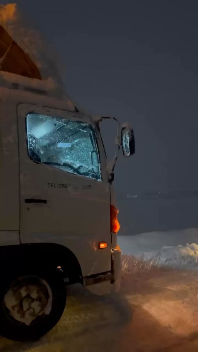 こないだのドカ雪時にどーしても出荷必須のため、
悪路の中、トラック🚚出発時映像🎥

#雪 #ドカ雪 #出荷 #必須 #悪路 #トラック #出発 #映像 #snow #truck #movie #deperture #badroads